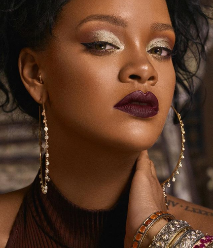 Rihanna usa argolas com pedras